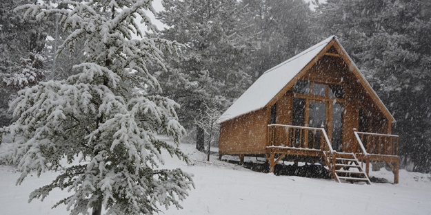 İzmir ve Manisa'nın yüksek kesimlerine kar yağdı