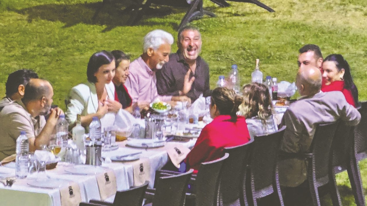 İzmir yanıyor başkan eğleniyor