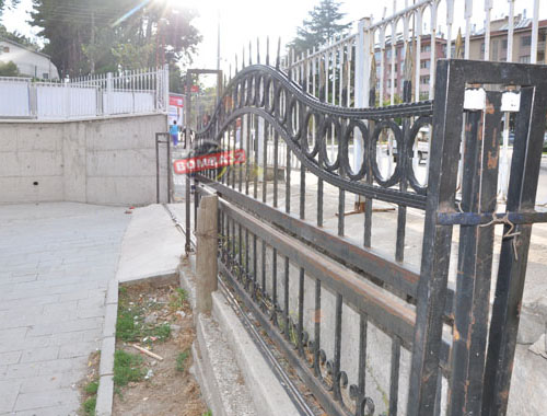 İzmir'de 10 yaşındaki öğrencinin üzerine okul kapısı devrildi!