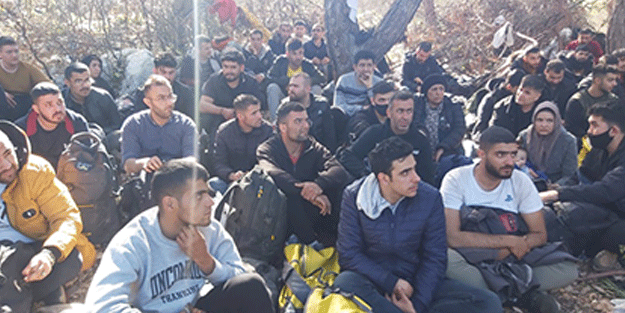 12 göçmen kaçakçısı ile 89 düzensiz göçmen yakalandı