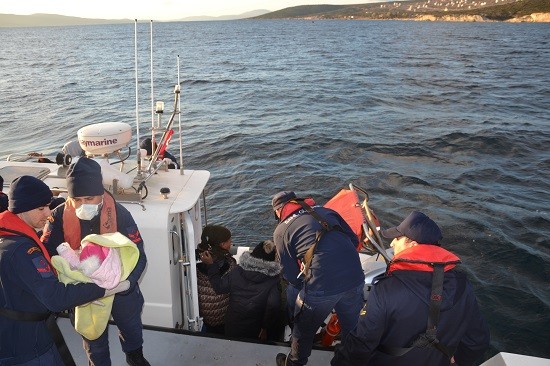 İzmir’de 12 kaçak göçmen kurtarıldı 
