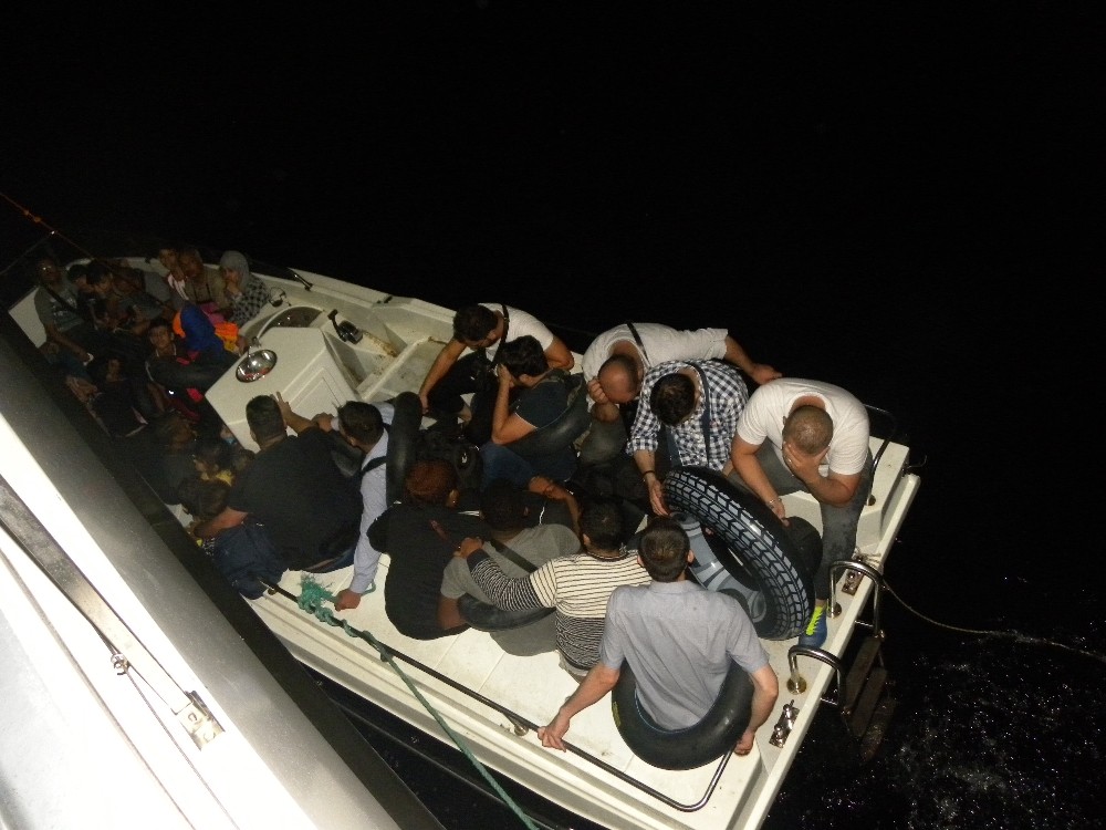 İzmir’de 143 kaçak göçmen yakalandı 