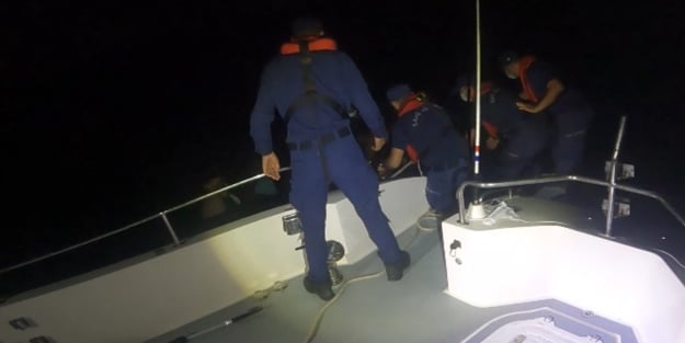 İzmir’de 149 düzensiz göçmen kurtarıldı, 2 kaçakçı yakalandı