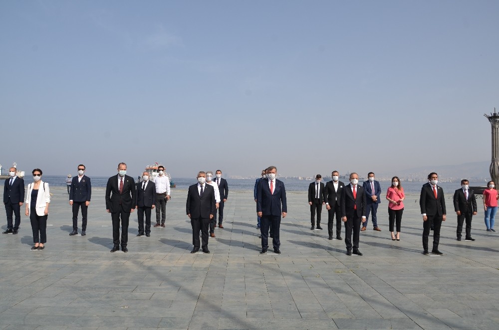İzmir’de 19 Mayıs’ın 101. yılına sosyal mesafeli kutlama 
