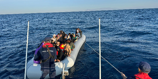 İzmir'de 194 düzensiz göçmen yakalandı, 177 düzensiz göçmen kurtarıldı