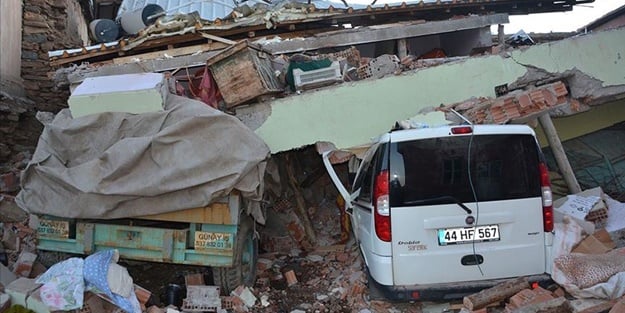 İzmir'de 20 depremzede ailenin daha 1 yıllık kira ihtiyacı karşılanacak