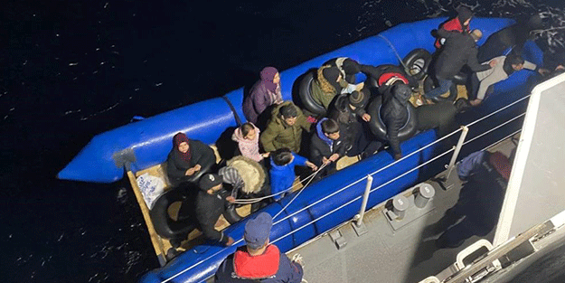 İzmir'de 21 düzensiz göçmen kurtarıldı