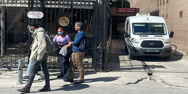 İzmir'de 22 yaşındaki kadın eski eşi tarafından boğularak...