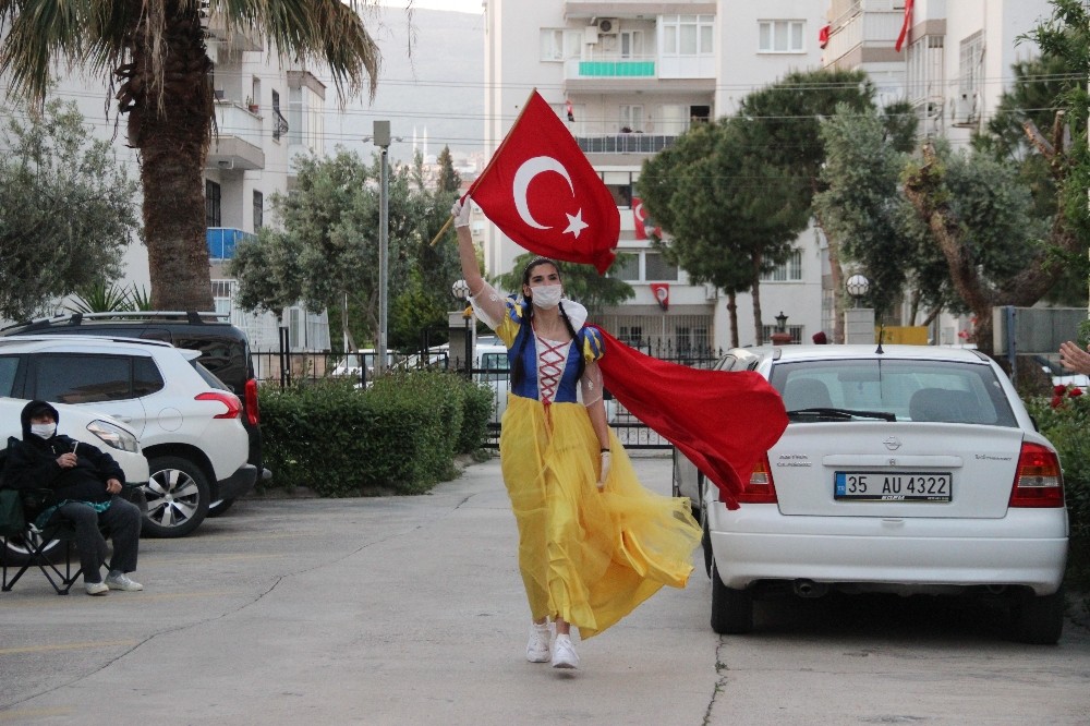 İzmir’de 23 Nisan coşkusu balkonlarda kutlandı 