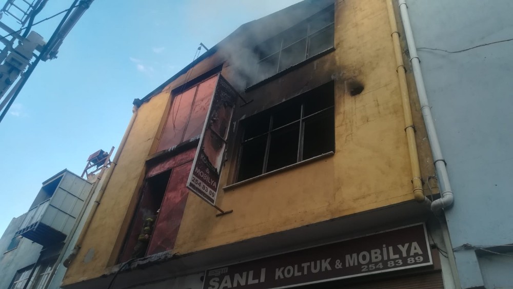 İzmir’de 3 katlı mobilya atölyesinde yangın 