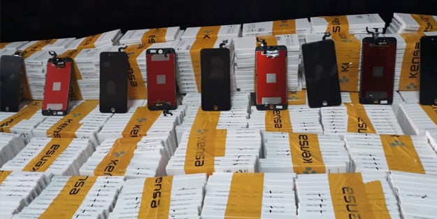 İzmir'de çok sayıda telefon aksesuarı ele geçirildi