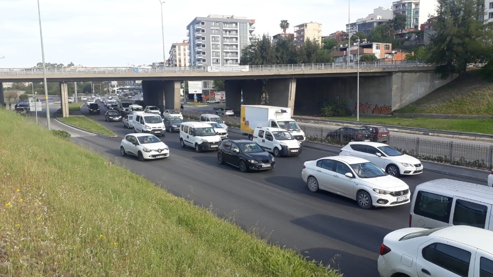 İzmir’de 4 günlük kısıtlamanın ardından ilk iş gününde yoğunluk 