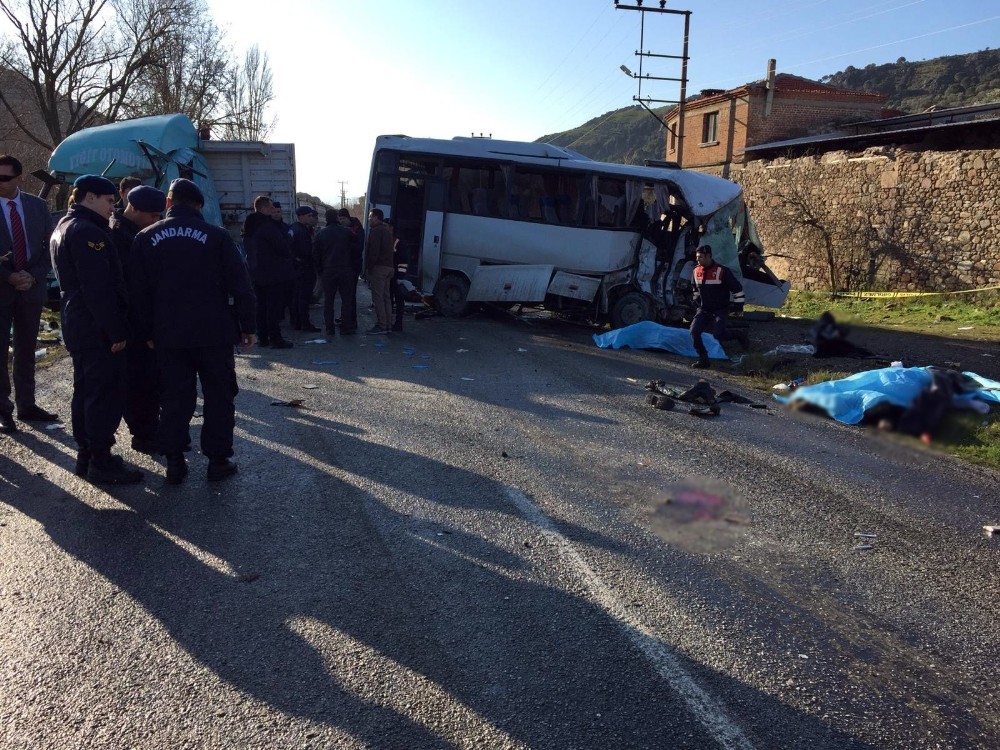 İzmir’de 4 kişinin öldüğü kazaya sebebiyet veren sürücü tutuklandı 