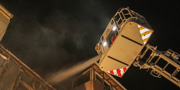 İzmir'de 5 katlı binada yangın