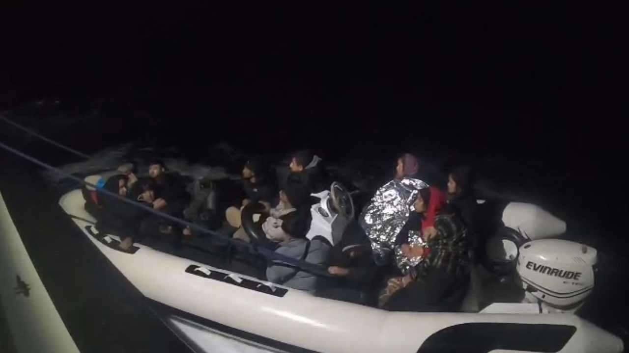 İzmir'de 56 düzensiz göçmen yakalandı