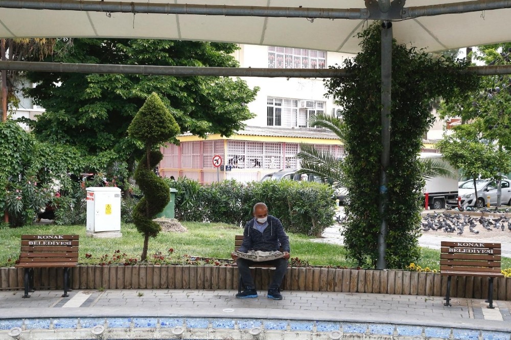 İzmir’de 65 yaş üstü vatandaşlar için tek kişilik banklar 