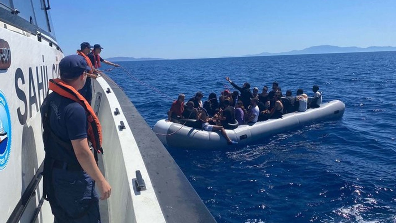 İzmir'de 72 kaçak göçmen kurtarıldı. Zalim Yunan'ın iteklediği 62 göçmen boğulmaktan kurtarıldı