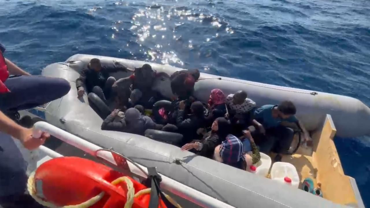 İzmir’de 82 Düzensiz Göçmen Yakalandı, 10 Göçmen Kurtarıldı