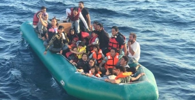 İzmir'de 90 kaçak göçmen yakalandı