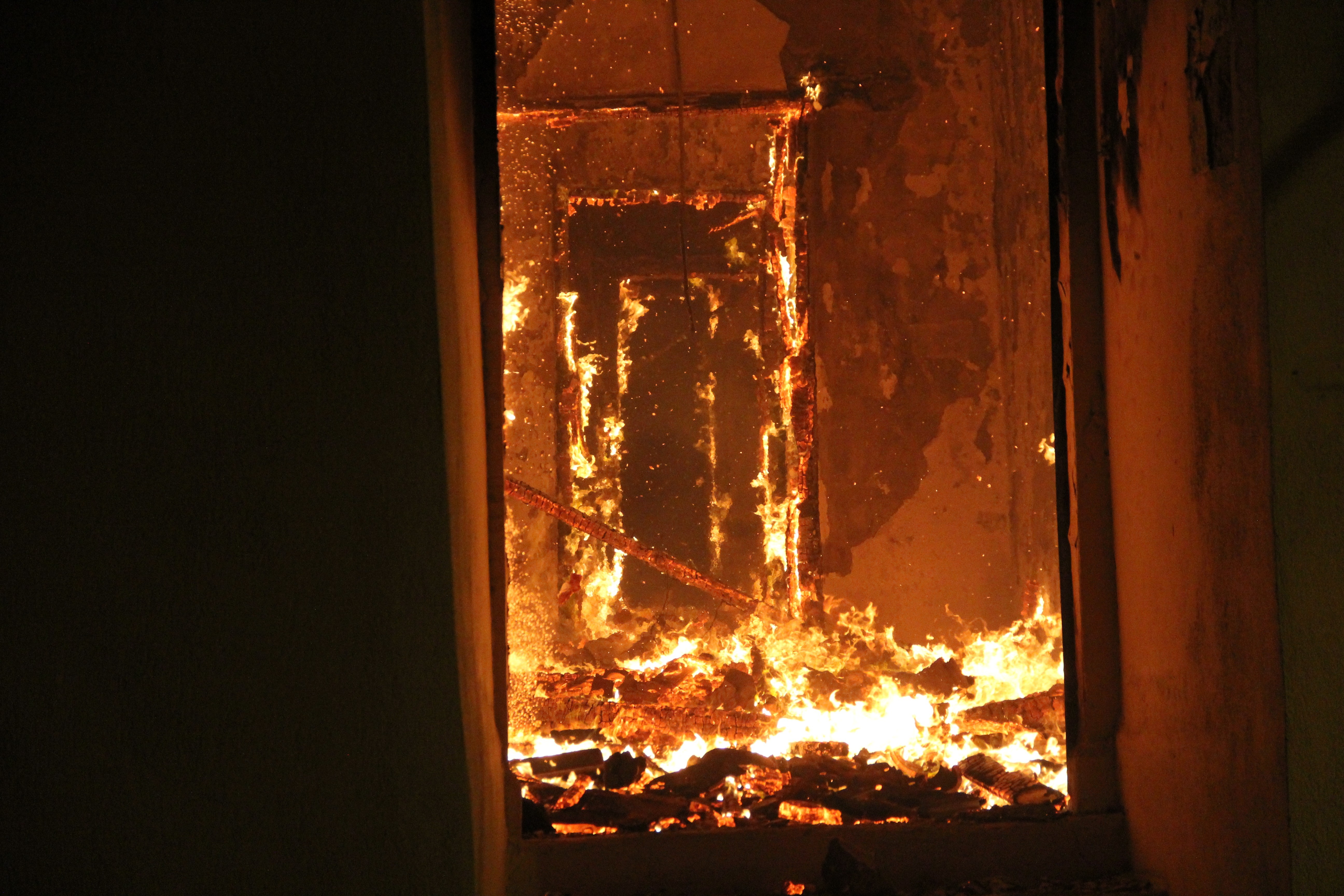 İzmir’de alevli gece: 3 katlı müstakil ev alev alev yandı