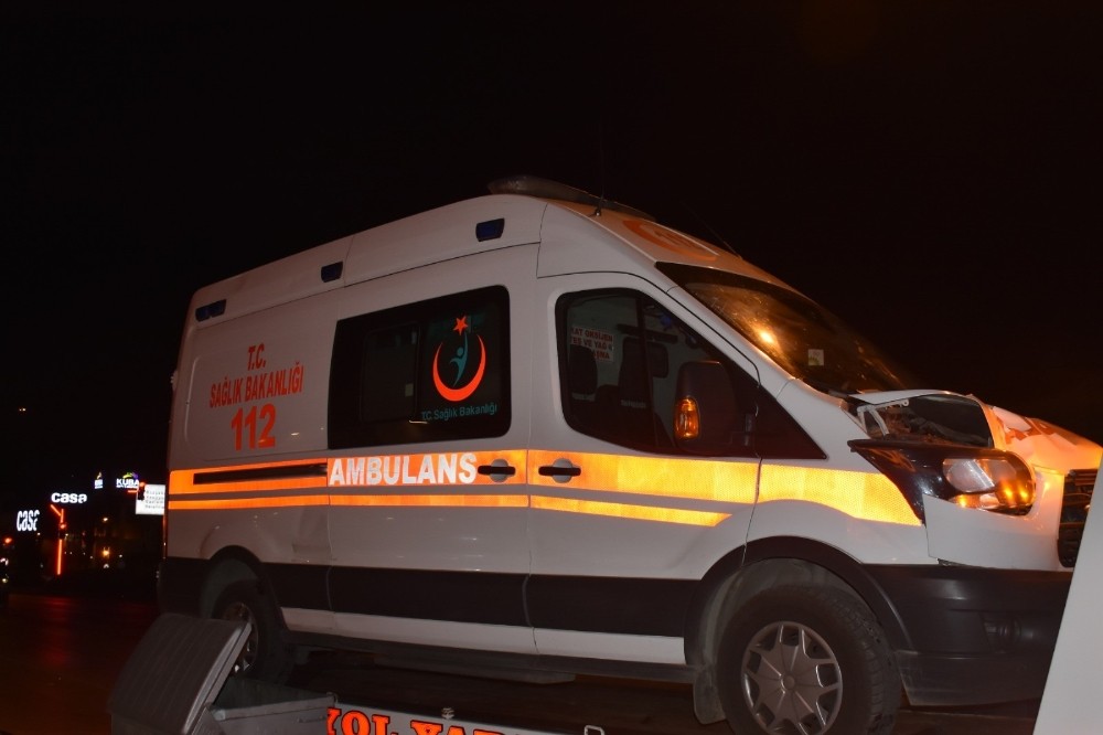 İzmir’de ambulansın çarptığı çift yaşamını yitirdi 
