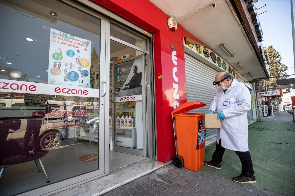 İzmir’de atık maske ve eldivenlere özel tıbbi kova 