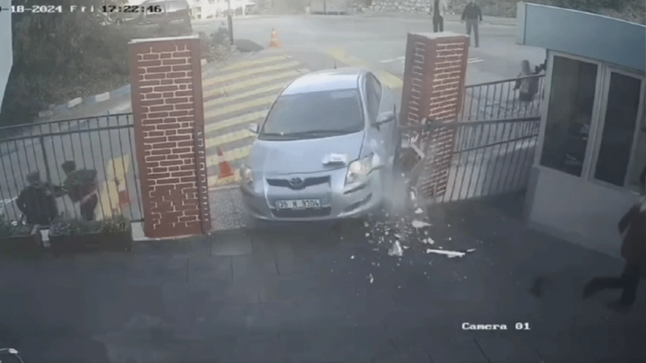 İzmir’de aynı okulda ikinci kaza! Araç bahçe kapısını kırdı, çocuklar ölümden döndü!