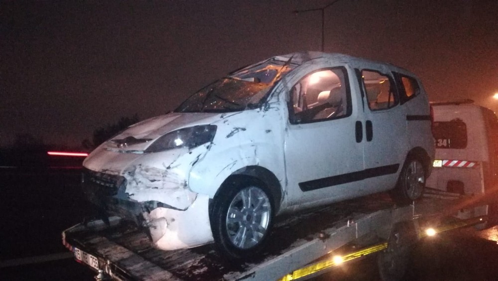 İzmir’de bariyerlere çarpan hafif ticari araç takla attı: 2 yaralı 