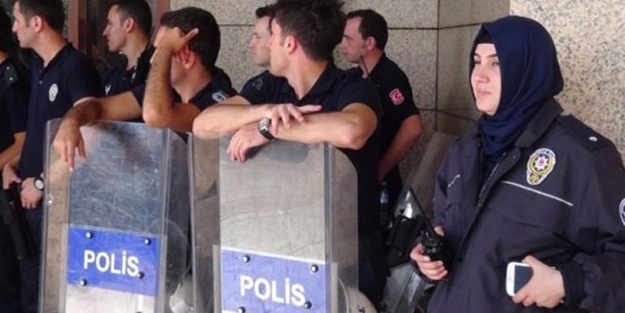 İzmir'de bir ilk! Başörtülü kadın komiser...