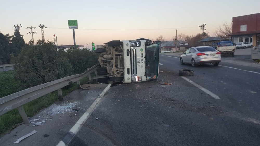 İzmir’de belediyeye ait çöp kamyonu devrildi: 3 yaralı 