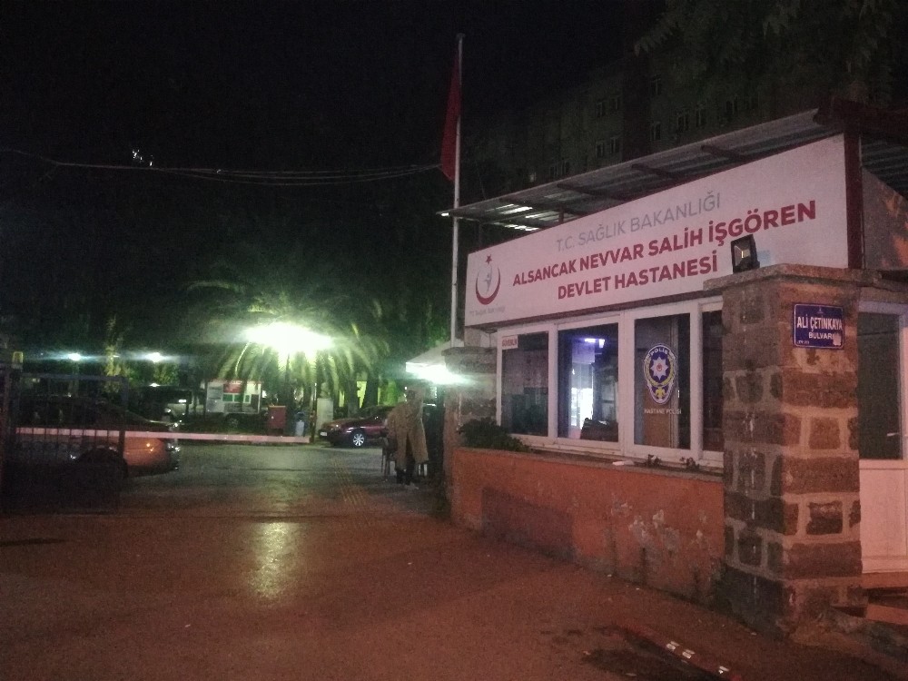 İzmir’de bıçaklı kavga: 1’i ağır 2 yaralı 