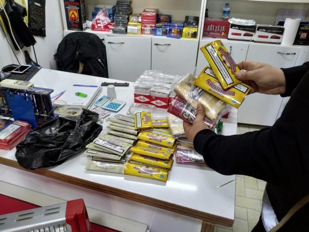 İzmir’de binlerce paket kaçak sigara ele geçirildi 