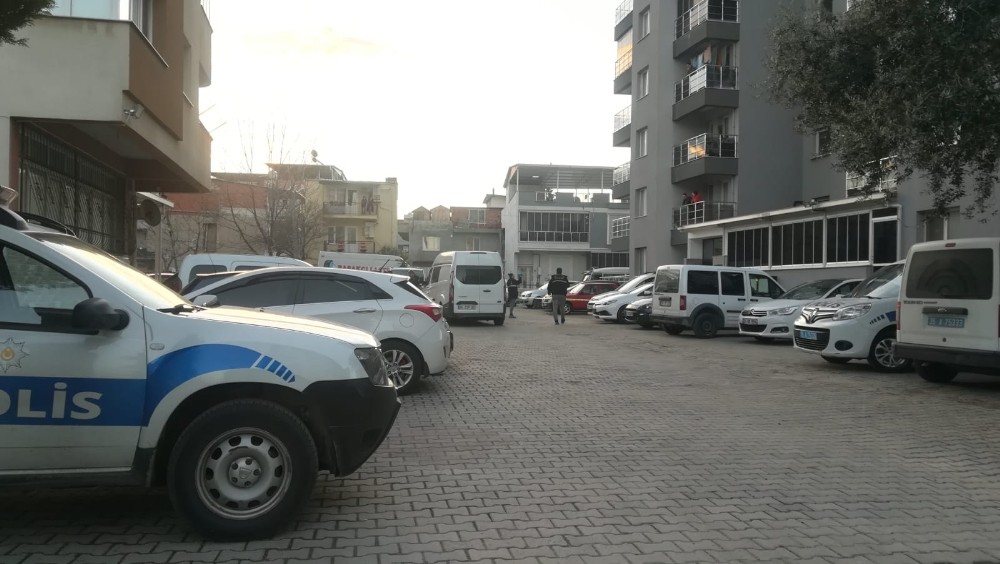 İzmir’de bir kadın uğradığı silahlı saldırıcı sonucu ağır yaralandı 