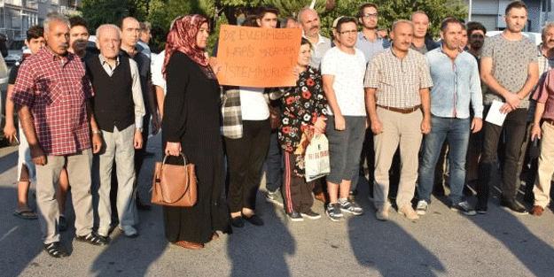 İzmir'de bir mahalle ayağa kalktı! Çıplak halde balkona çıkıyorlar