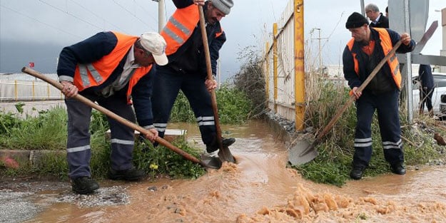 İzmir'de birçok yeri yine su bastı
