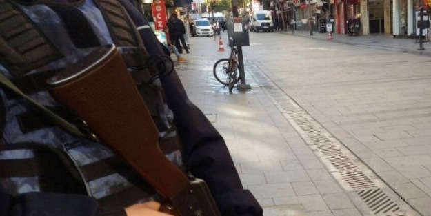 İzmir'de bomba paniği: 20 bina boşaltıldı