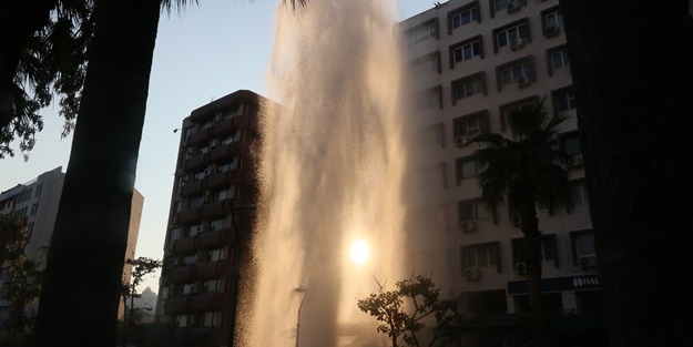 Yer: İzmir! Suyun yüksekliği 8 katlı apartmana ulaştı