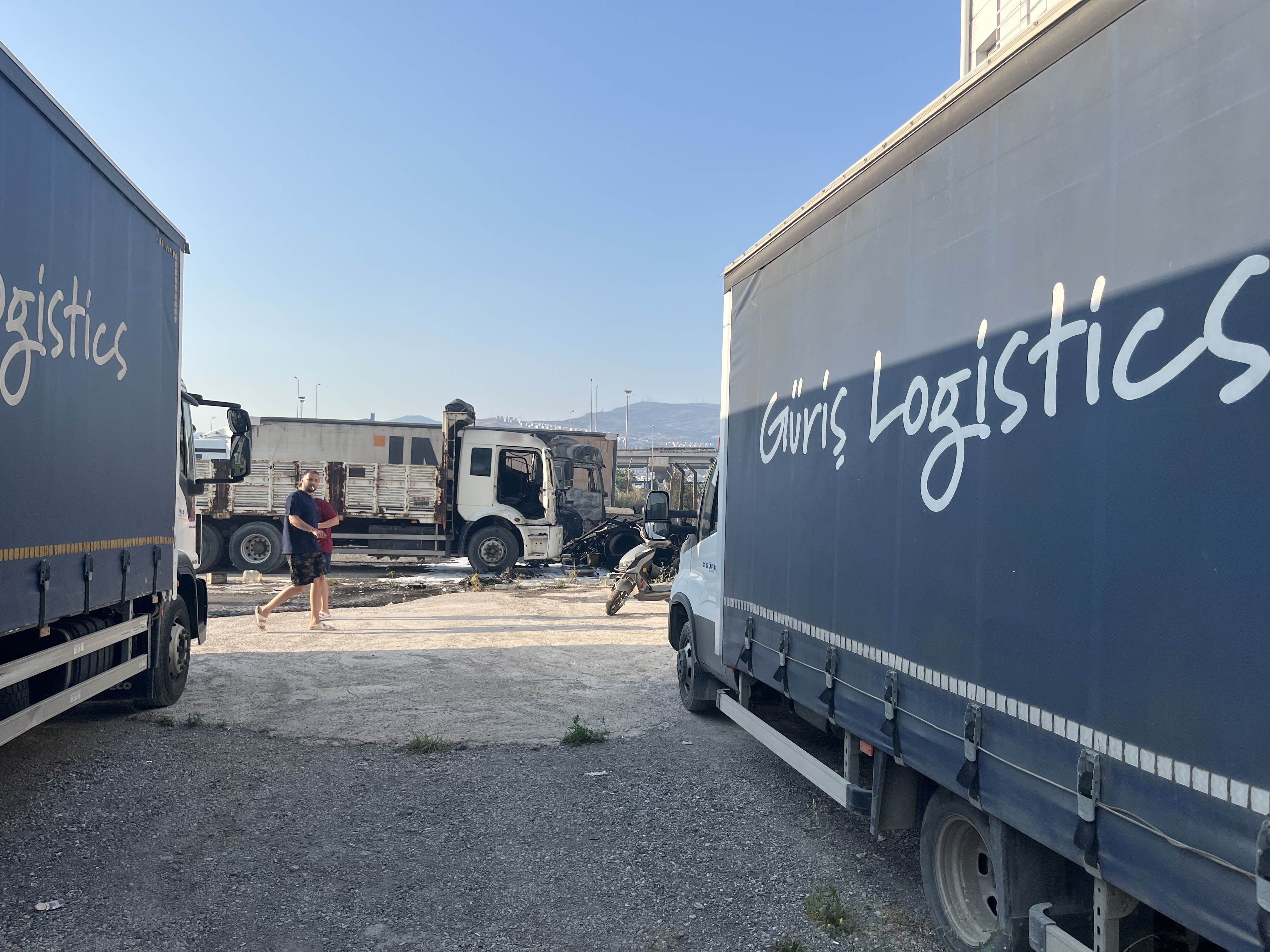 İzmir’de boş arazide çıkan yangın mahalleye sıçradı