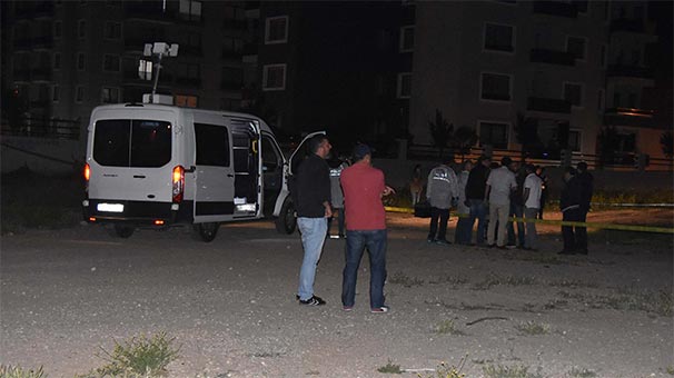 İzmir'de boş araziye iki bomba attılar