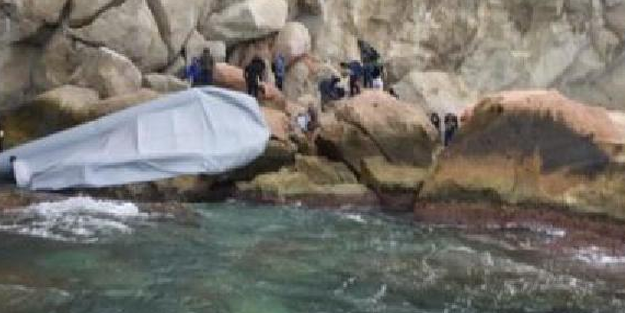 İzmir'de botları kayalıklara çarpan 46 kaçak göçmeni sahil güvenlik kurtardı