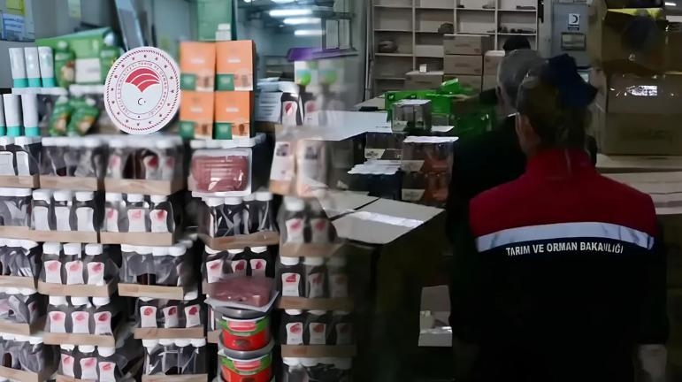 İzmir’de ‘bozuk gıda’ denetimi! Bakan Yumaklı: Son tüketim tarihi geçmiş 30 ton ürün ele geçirildi
