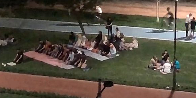 İzmir'de namaz kılanları çirkin şekilde eleştirdi!