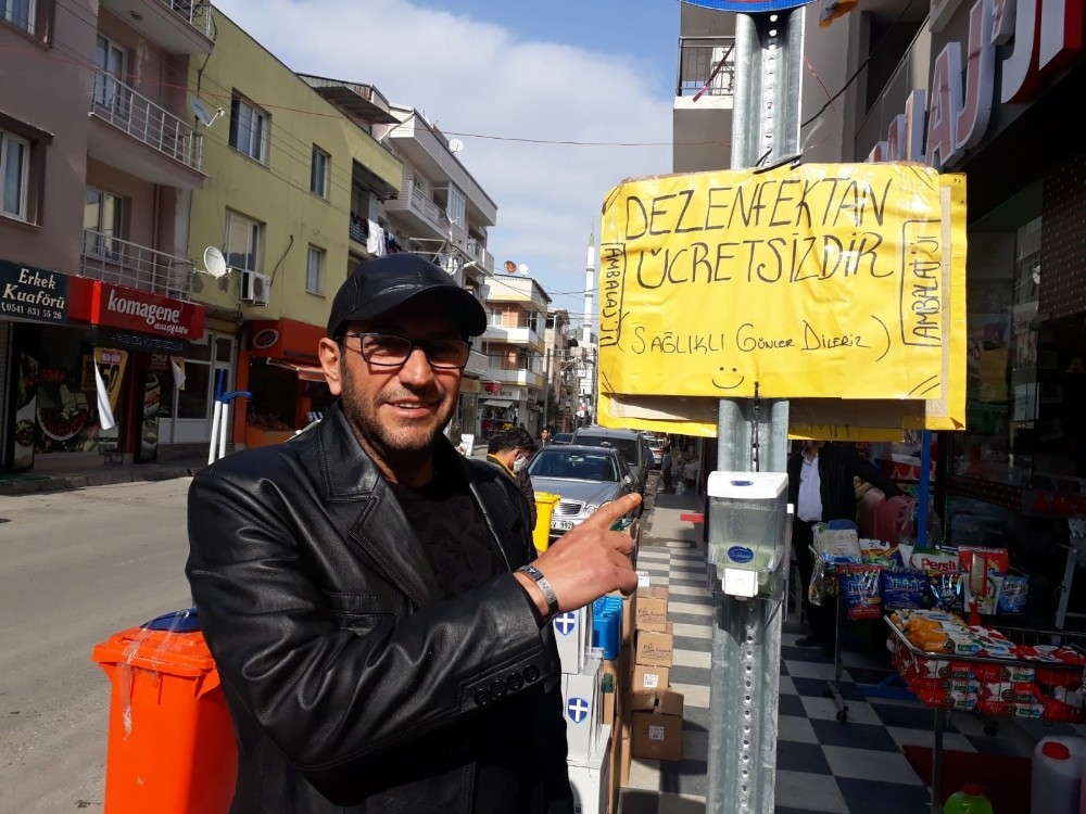 İzmir’de cadde üzerine ücretsiz el dezenfektanı koydular 
