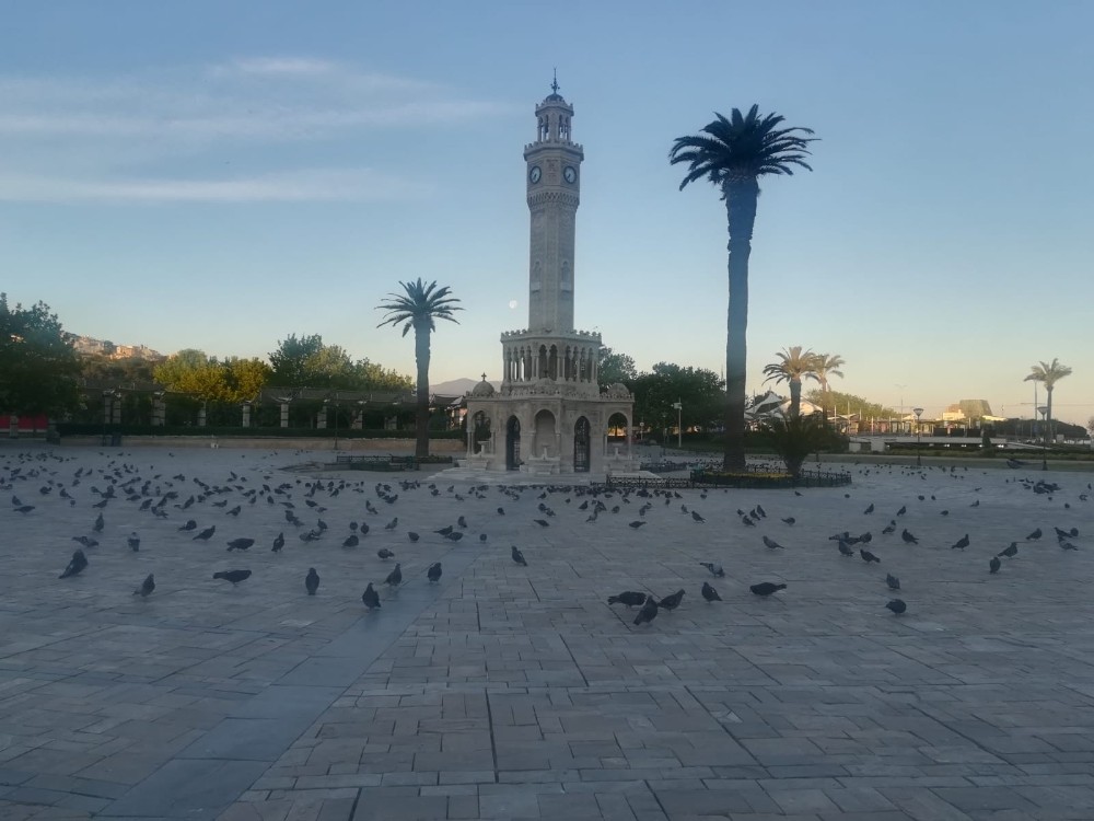 İzmir’de cadde ve meydanlar boş kaldı 