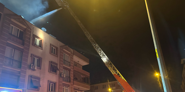 İzmir’de çatı katında yangın