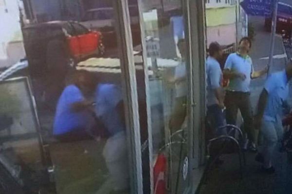 İzmir'de çatıdan düşen antenden son anda kurtuldular
