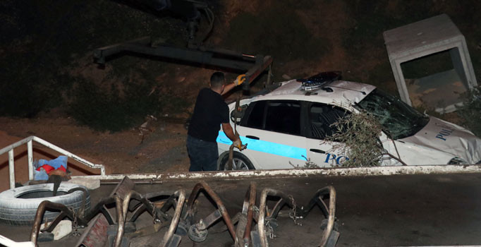 İzmir'de cezaevini firarisini takip eden polis aracı şarampole uçtu