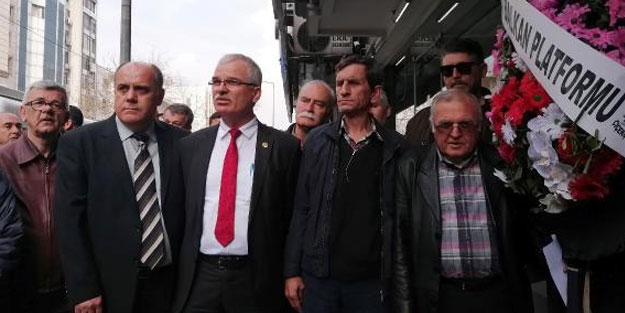 İzmir'de CHP il binasına siyah çelenk bırakıldı