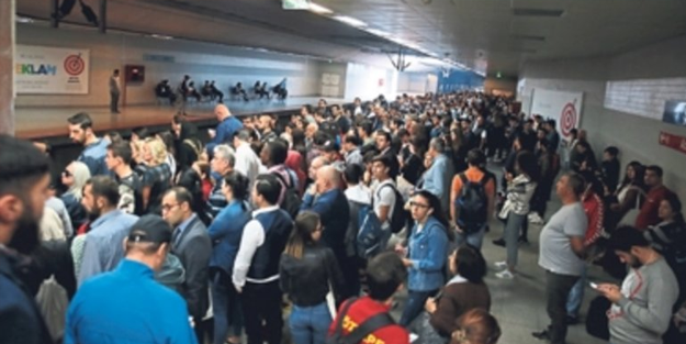 İzmir'de CHP klasiği... İZBAN’da seferler aksadı vatandaş çileden çıktı!