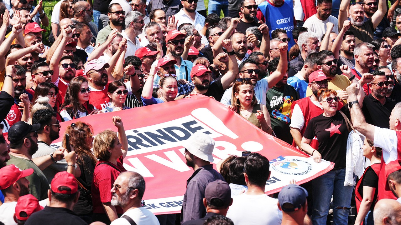 İzmir'de CHP'li belediye ile DİSK tepişirken kabak çalışanın ve vatandaşın başına patladı!